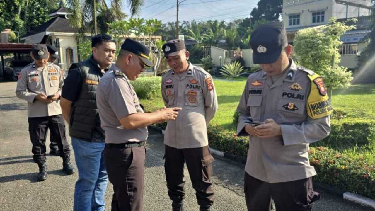 Berantas Judol dan Narkoba, Kapolsek Sanga Desa Periksa Anggota Secara Mendadak