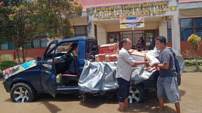 Lily Maddari Ridwan Bantu Warga Terdampak Banjir  