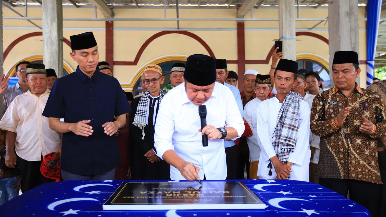 Kunker ke OKI, Herman Deru Resmikan Masjid Baitul Hayza dan Shalat Jumat Bersama Warga.