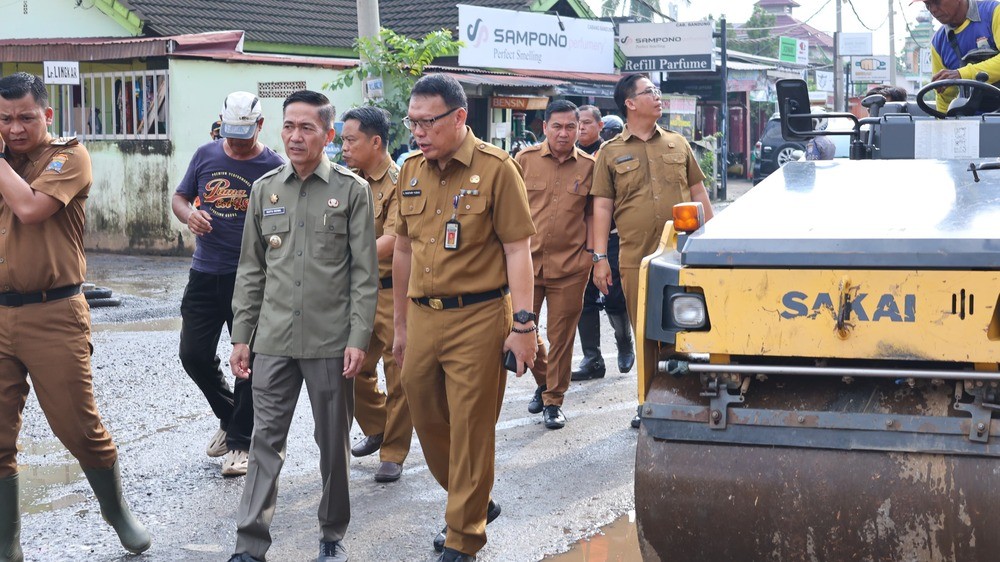 Gerak Cepat, Pj Walikota Palembang Ratu Dewa Perbaiki Jalan Rusak di Palembang