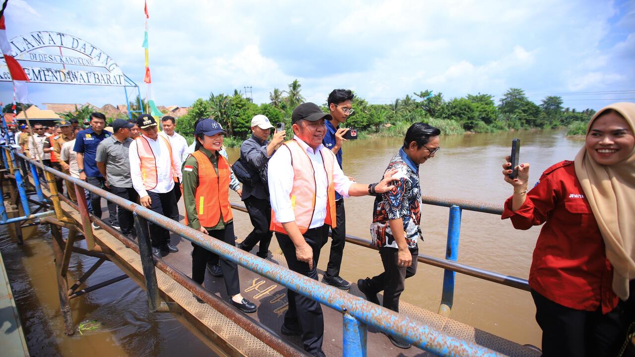 Warga Sambut Antusias Sambut Kunker Gubernur Herman Deru Tinjau Jembatan Sukanegeri–Kangkung OKU Timur