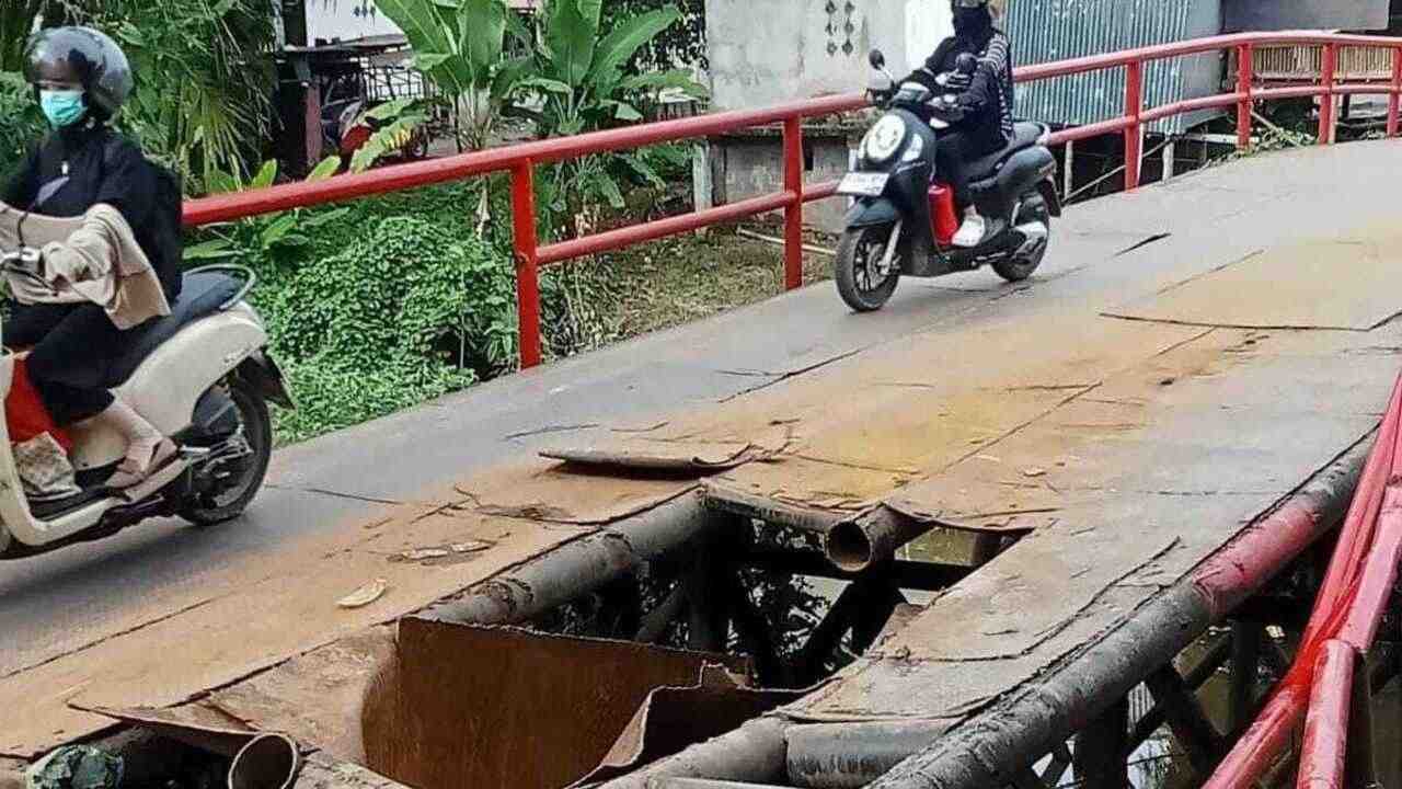 Dilewati Truck Sawit Jembatan di Desa Ketapang Ogan Ilir Jebol
