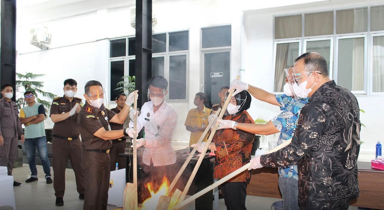 Cegah Penyelewengan: Kejari Lubuklinggau Musnahkan Barang Bukti dari 57 Perkara Inkrah, Didominasi Kasus Narko