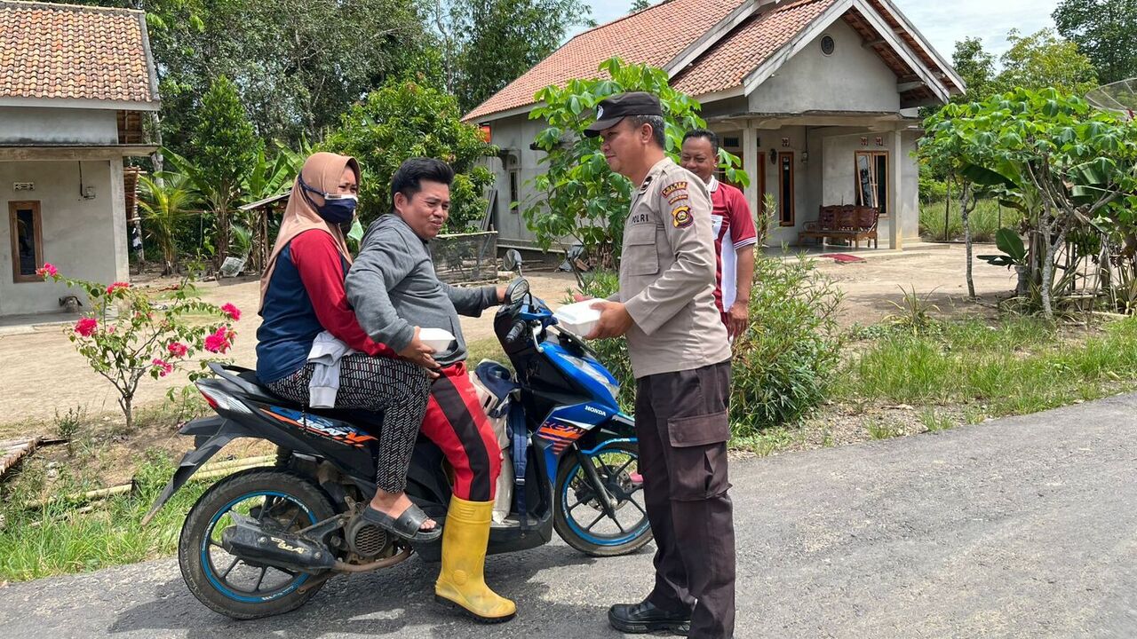 Jumat Berkah, Polsek Rambang Bagikan Bubur Kacang Hijau 