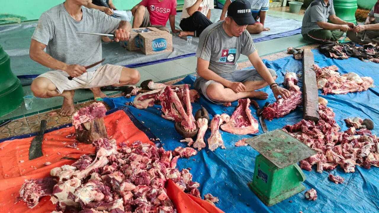 Masjid Al-Barokah Sembelih 10 Hewan Kurban, 350 Kupon Daging Dibagikan ke Warga
