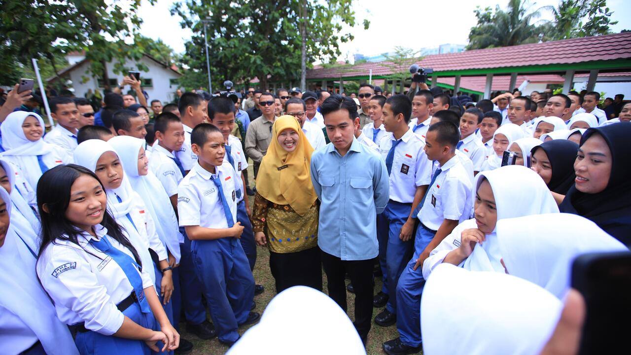 Wapres Gibran dan Herman Deru Kunjungi Sekolah Rakyat Palembang