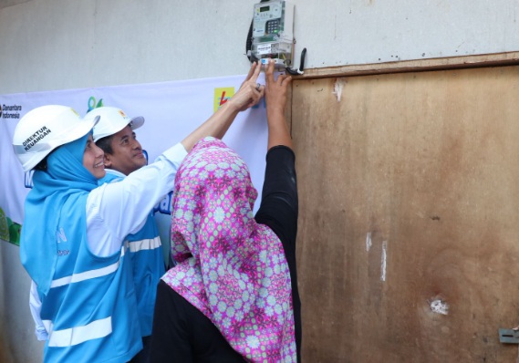 Ratusan Warga Prasejahtera di Banten Sambut Bahagia Sambungan Listrik Gratis dari PLN