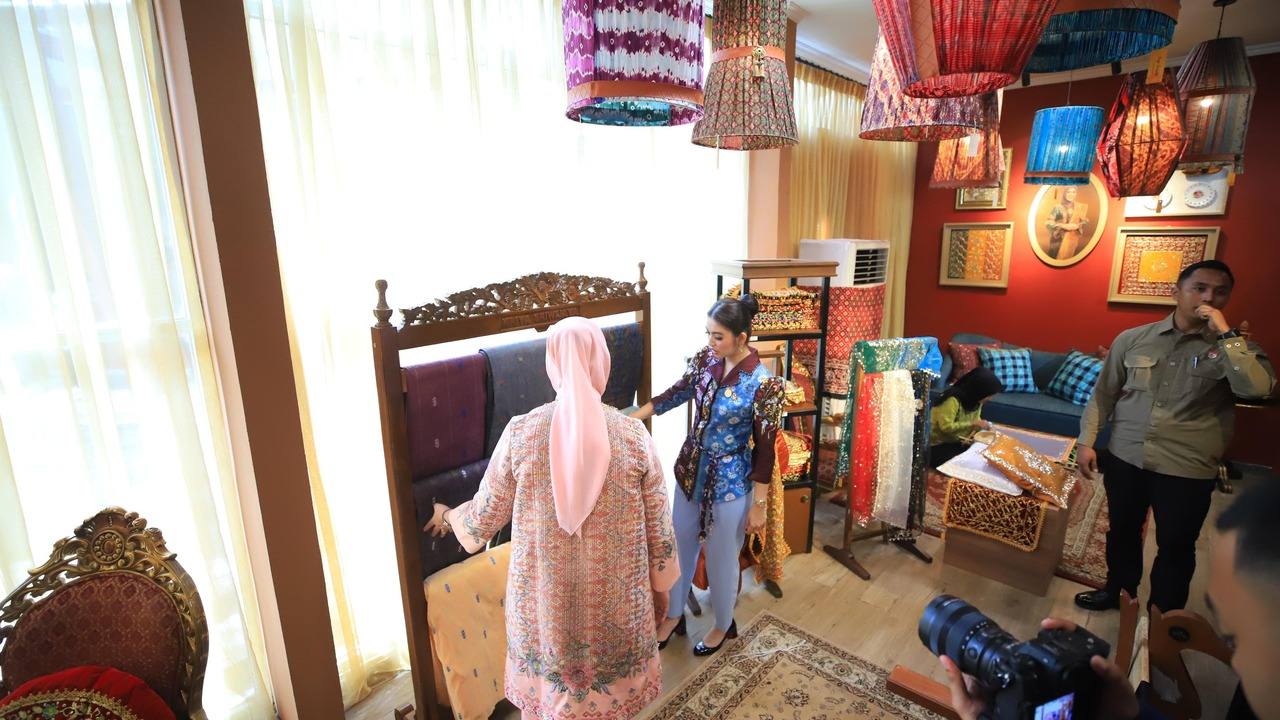 Swarna Songket Nusantara Siap Digelar, Selvi Gibran Borong Produk Kriya Sumsel