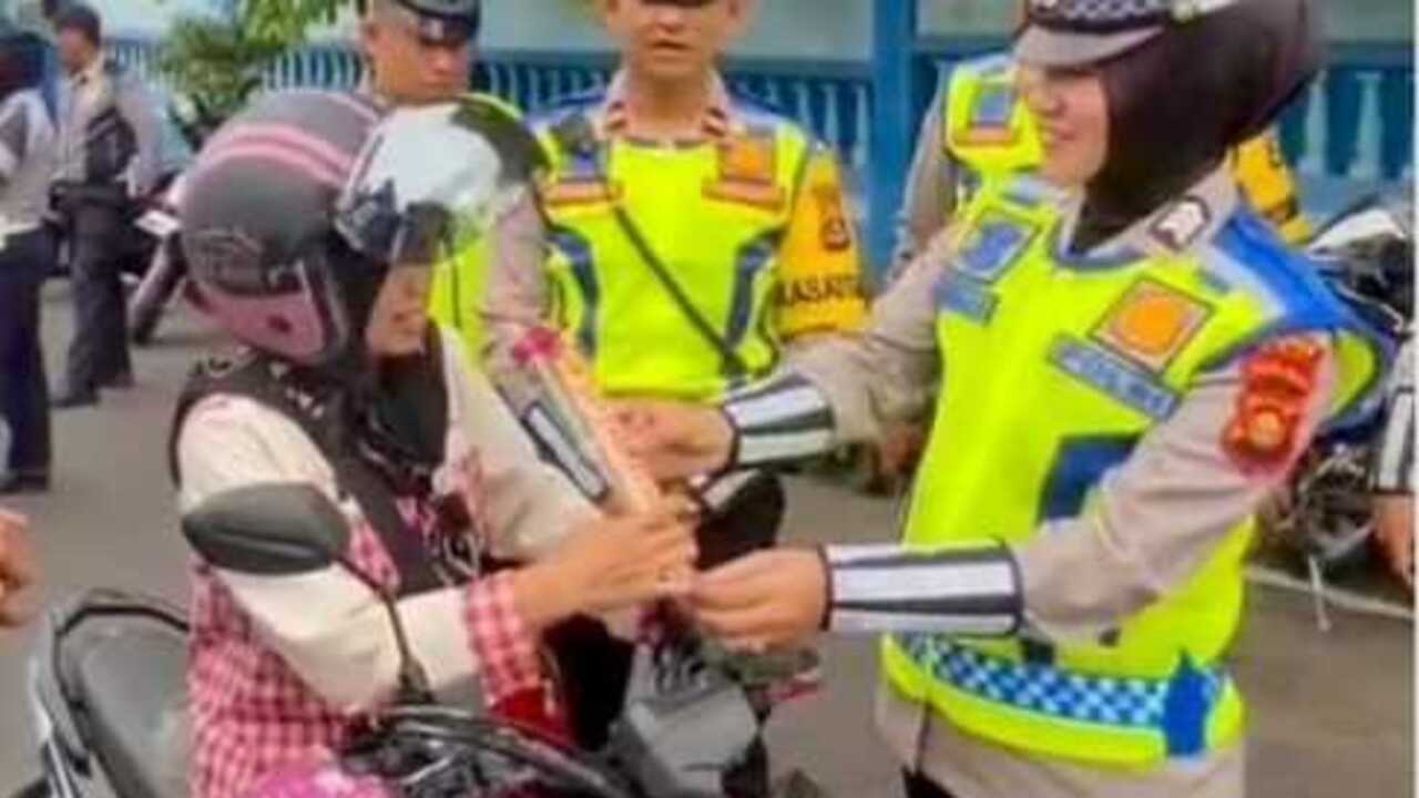 Polres OKU Bagikan Bunga Pada Ops Keselamatan Musi 2025