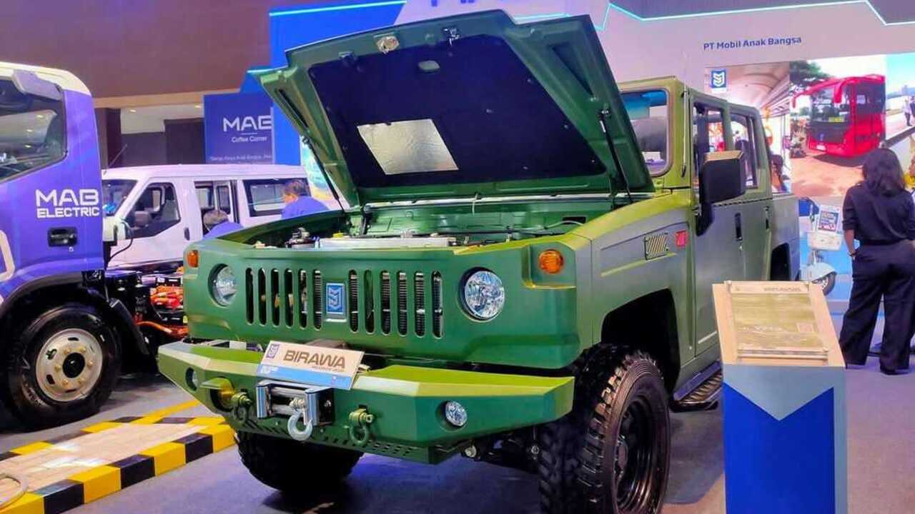 Birawa Military Jeep EV: Terobosan Kendaraan Militer Listrik Karya Anak Bangsa di PEVS 2025.