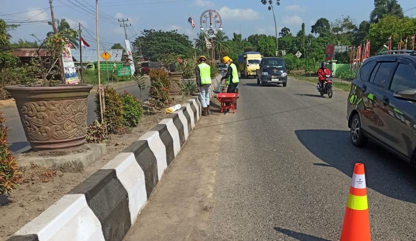 Dukung Kota Adipura , Karyawan PT DBU Bersihkan Median Jalan