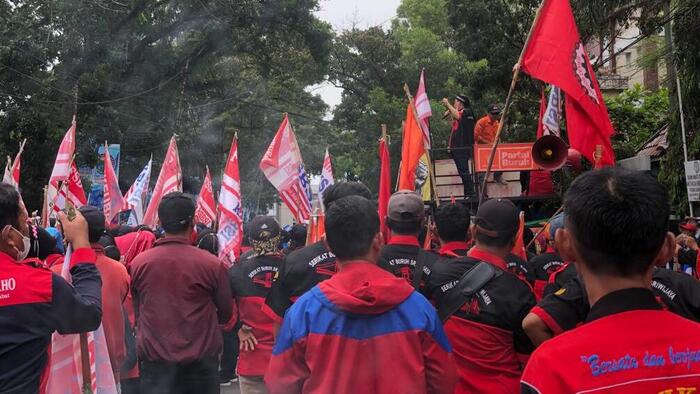 Peringati May Day, Ribuan Buruh Lakukan Aksi di Depan Gedung DPRD Sumsel