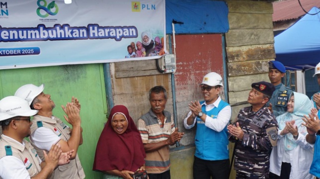 Cahaya dan Harapan di HLN ke-80: PLN Sambungkan Listrik Gratis bagi Keluarga Prasejahtera di Padang