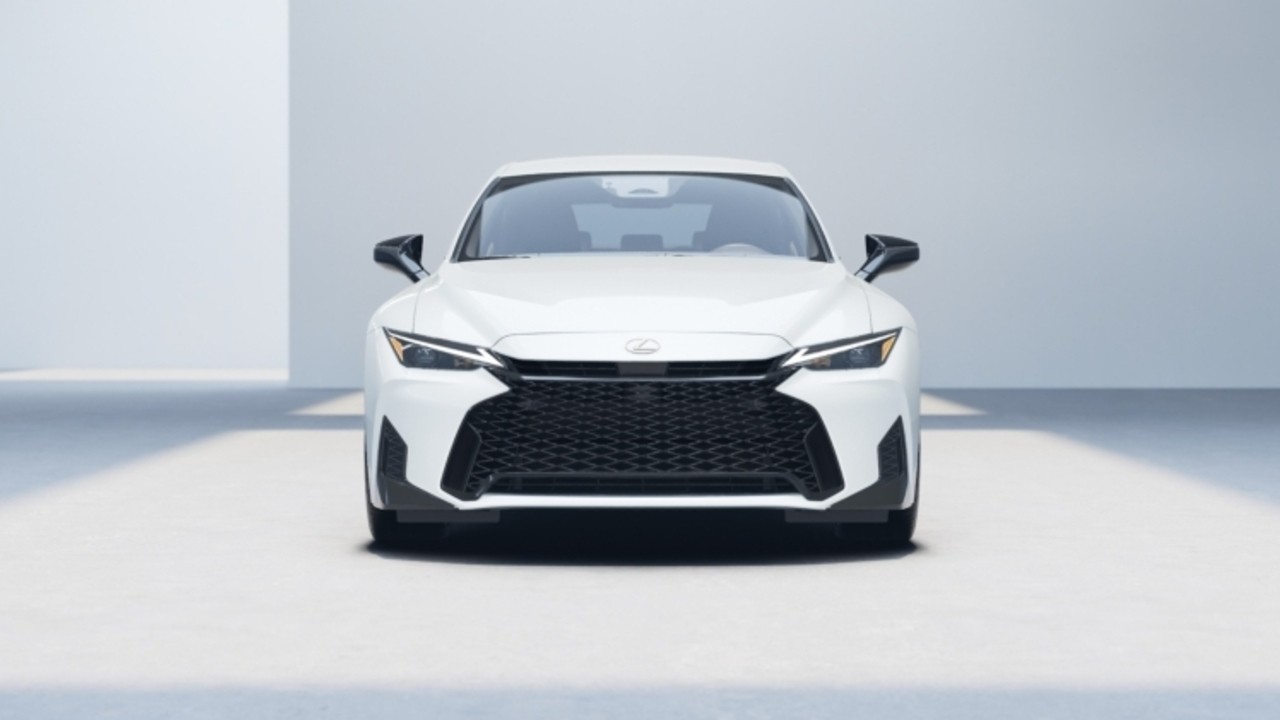 Sedan Hybrid Mewah! Lexus IS 300h 2026 Tampil Lebih Sporty dan Canggih