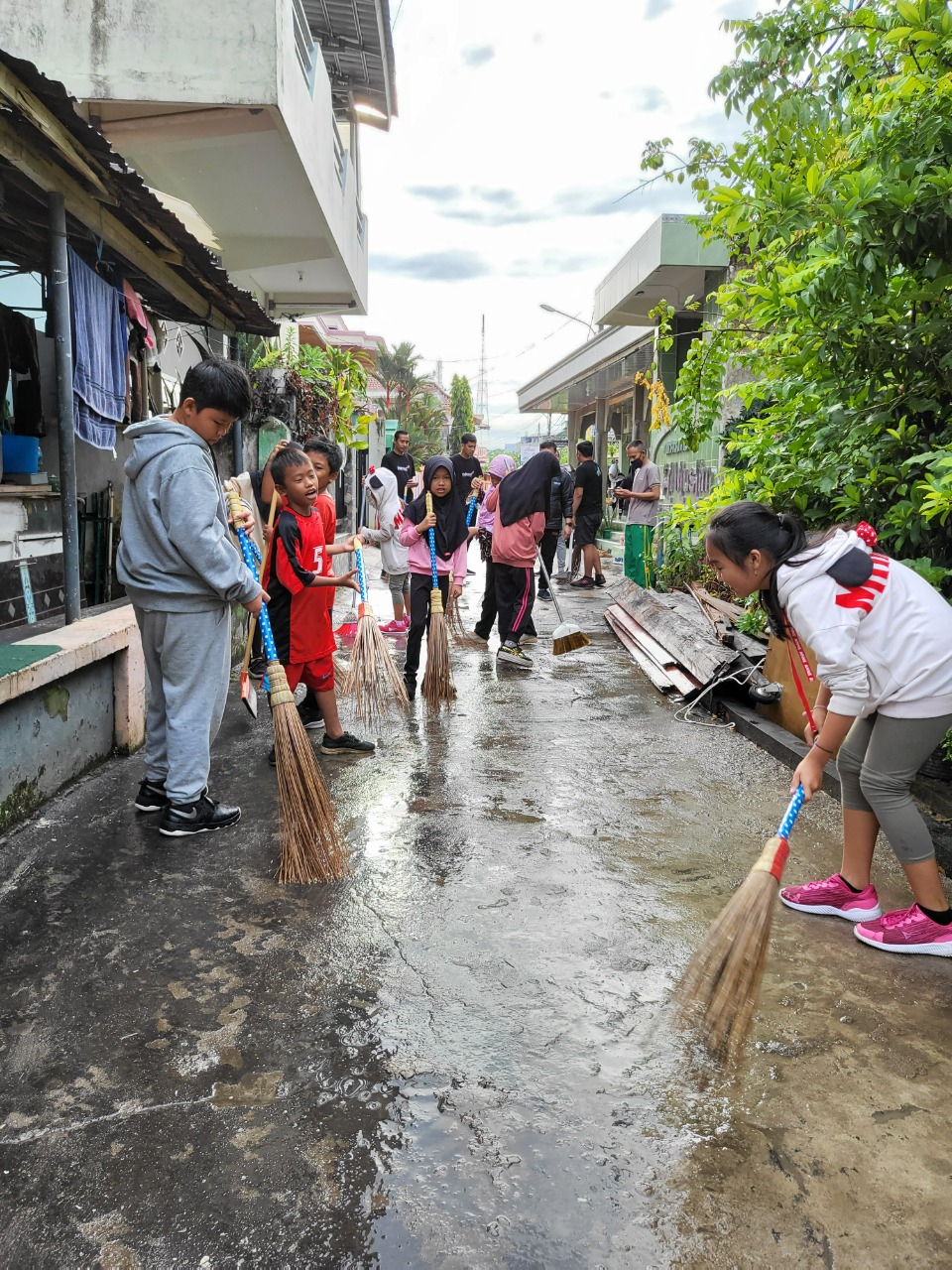 Lebih Dekat dengan Masyarakat, IOH Region Sumatera Gelar Kerja Bakti dan Bangun Gapura Bersama Warga di 6 Kota