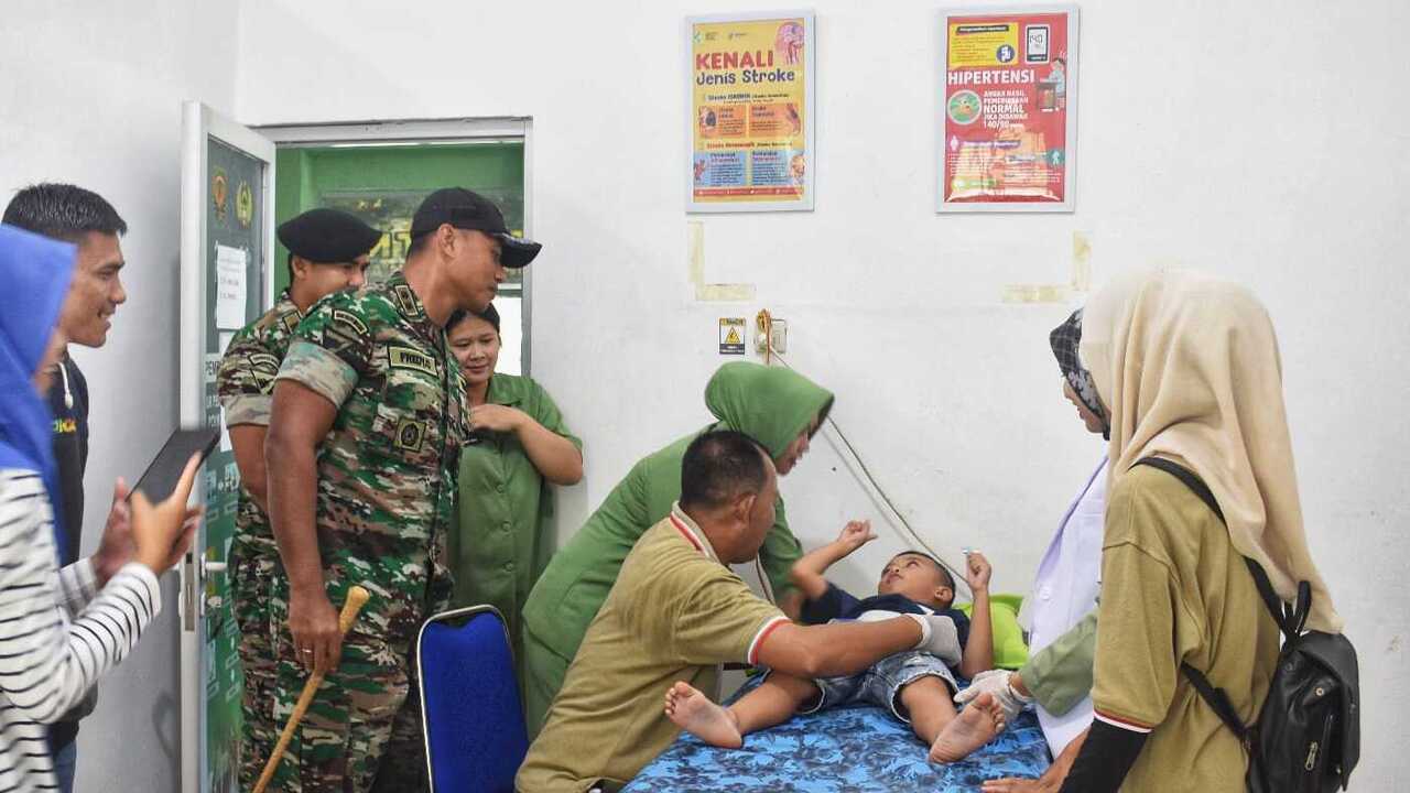 Peringati HUT ke-79 TNI, Yonkav 5/DPC Gelar Sunatan Massal