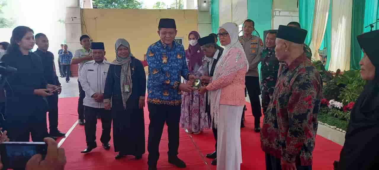 300 Pasutri Sah Dapatkan Buku Nikah, Ini Harapan Bupati OKU Timur...