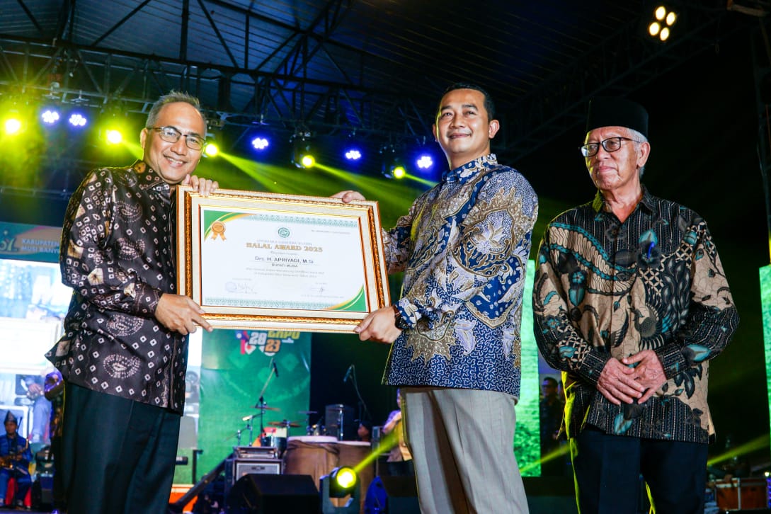 H Apriyadi Mahmud Diganjar Penghargaan Halal Word 2023 dari LPPOM MUI Sumsel