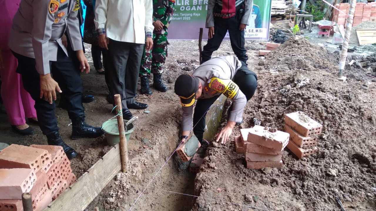 Dapat Bantuan Bedah Rumah Warga Di Tanjung Raja dan Pulau Kilip Sumringah,Peletakan Batu Pertama Oleh Kapolres