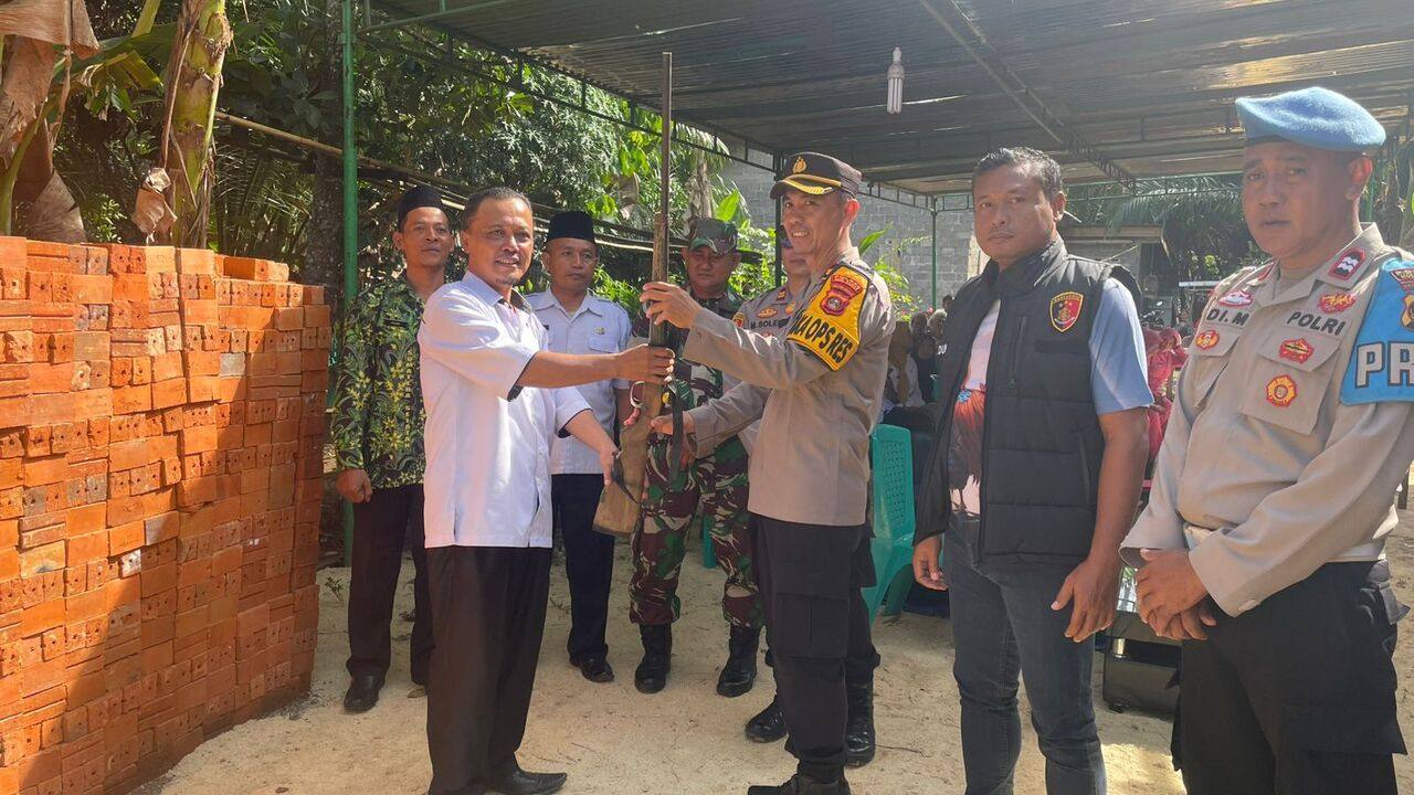 Dukung Kantibmas, Kades Ciptodadi 1 Serahkan Senjata Api Rakitan ke Wakapolres