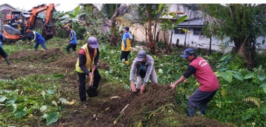 Karyawan Perumda Tirta Musi Bersihkan Anak Sungai Kali Bambung