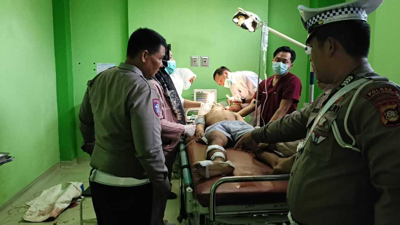 Pemotor di Lubuklinggau Tak Sadarkan Diri usai Bersenggolan dengan Truk Hino