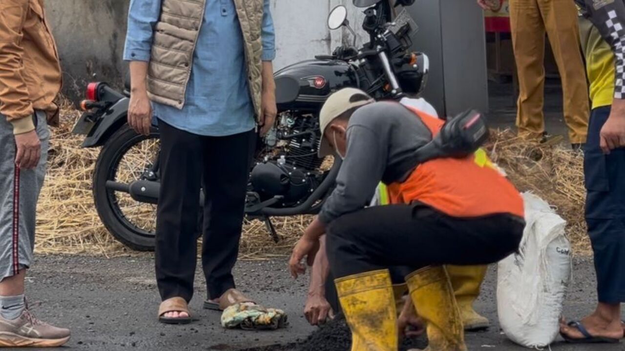 Ngabuburit Sambil Kerja, Bupati OKU Pastikan Jalan Berlubang Mendapat Perhatian