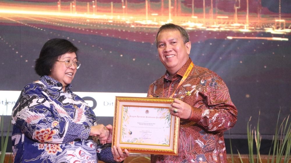Bupati Muara Enim Dr H Ahmad Rizali MA Terima Penghargaan Proklim 2023 dari KLHK RI