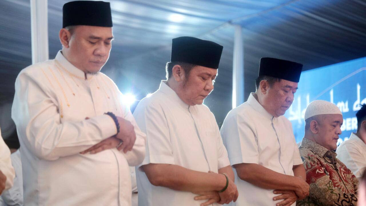 Awali Safari Ramadhan 1446 H, Gubernur Herman Deru dan Wagub Cik Ujang Sholat Isya dan Tarawih Berjamaah Denga