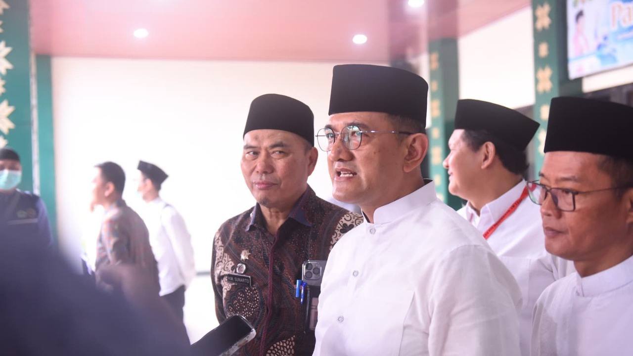 Sekda Sumsel Edward Candra Sambut Hangat Kepulangan Jemaah Haji Kloter Pertama OKU Timur