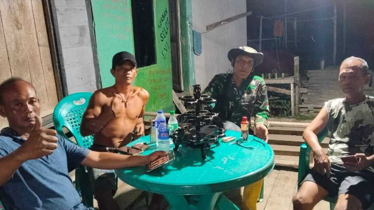 Bersama Warga, Babinsa Koramil Sungai Menang Patroli Siskamling