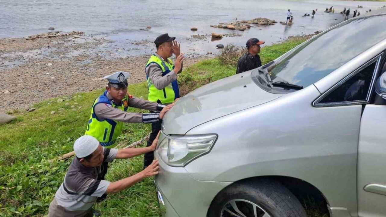 Mobil Wisatawan di OKU Nyaris Terjun ke Sungai