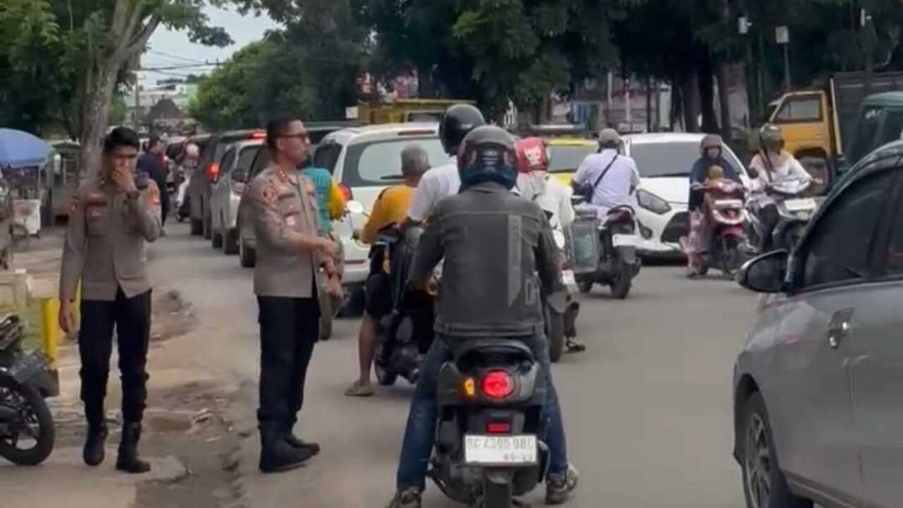 Antrian Mobil Isi BBM Buat Macet Jalan, Ini yang dilakukan Kapolres Muba