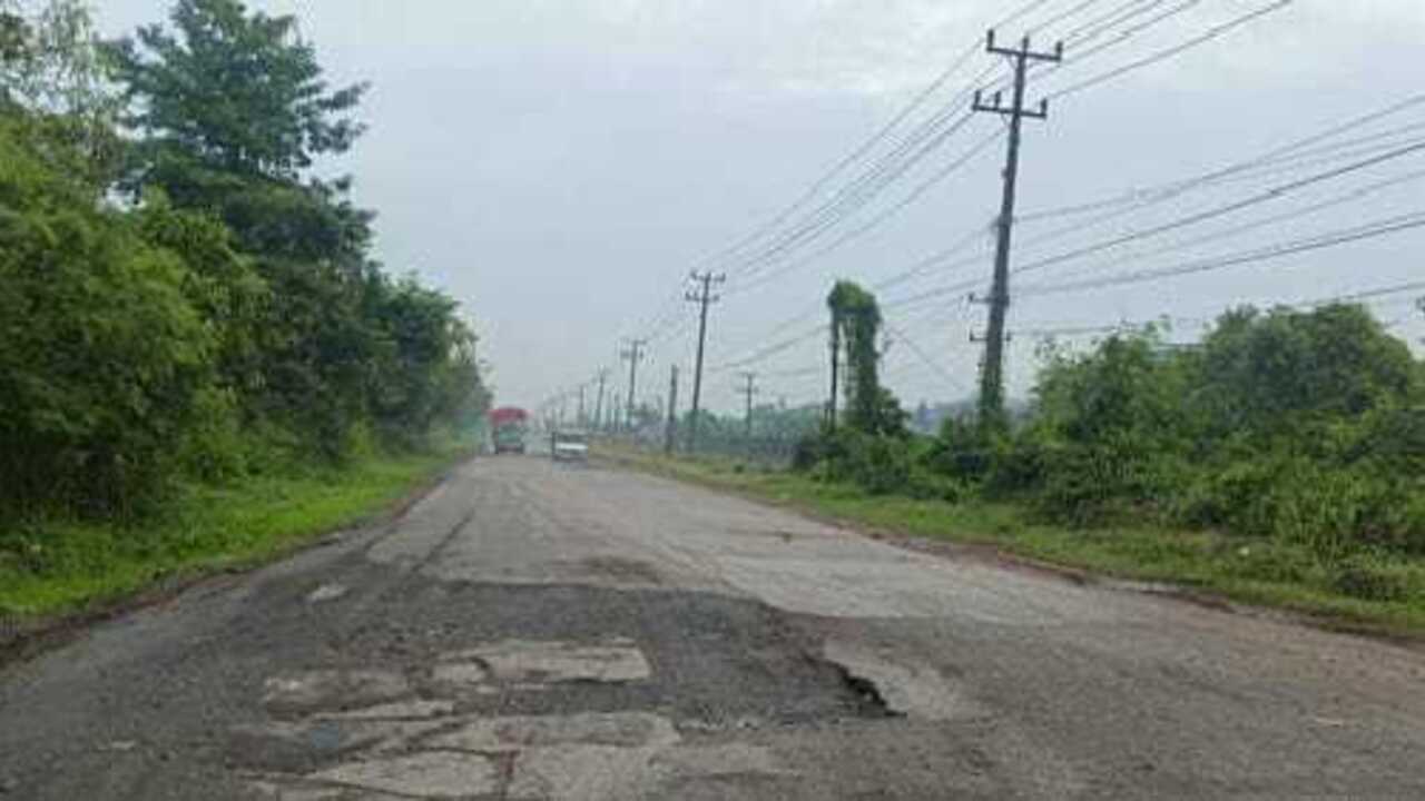 Jalan Palembang-TAA Rusak Parah, Pengendara Motor Sering Terjatuh