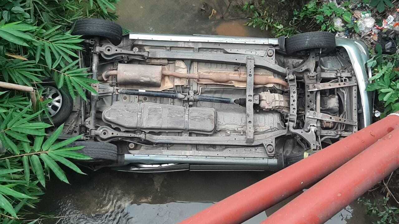 Hindari Tabrakan, Avanza Terjun Aliran Anak Sungai