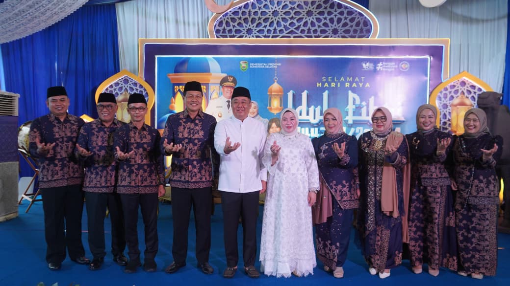 Tampil Selaras dengan Batik Petule, HD Puji Edison