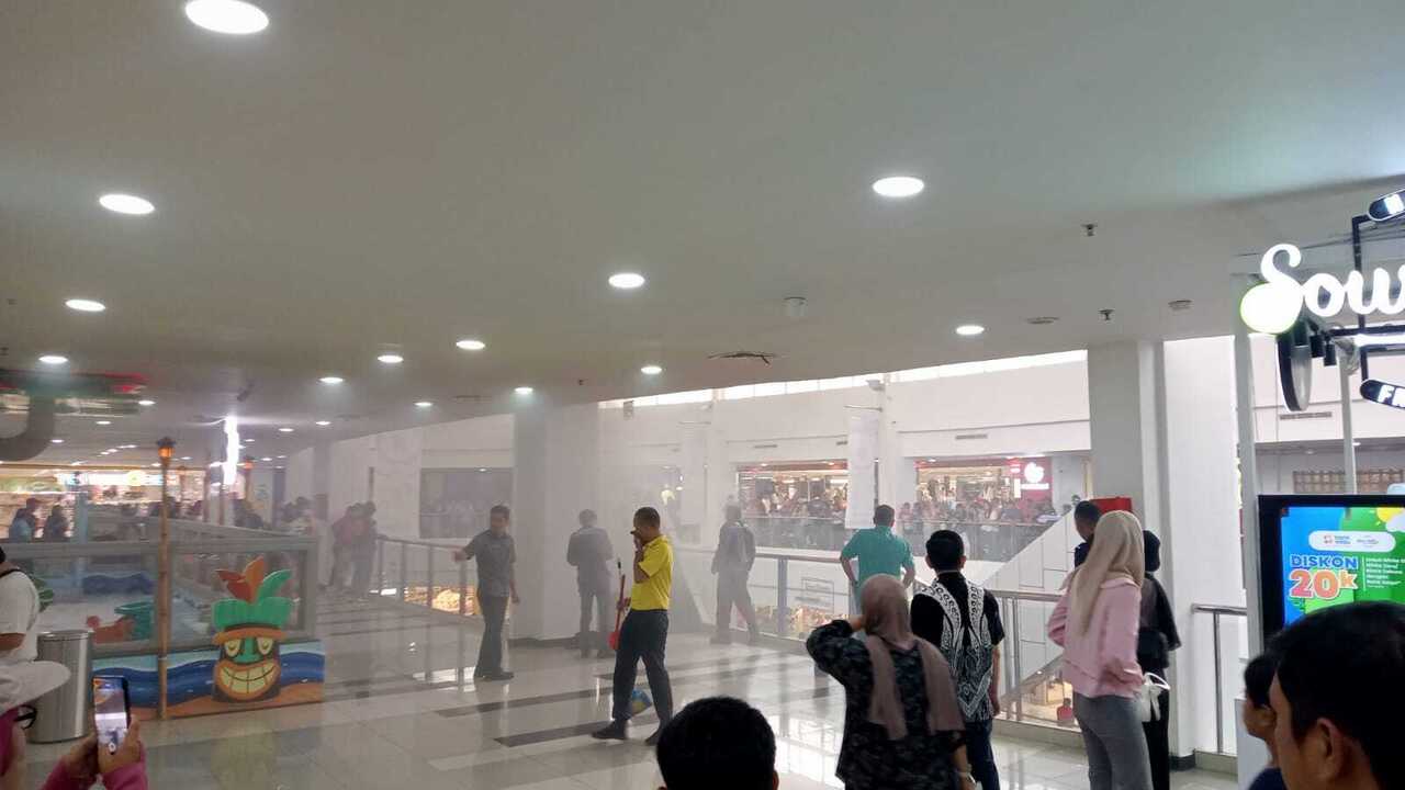 Asap Tebal Keluar dari Eskalator, Pengunjung Palembang Trade Center (PTC) Panik