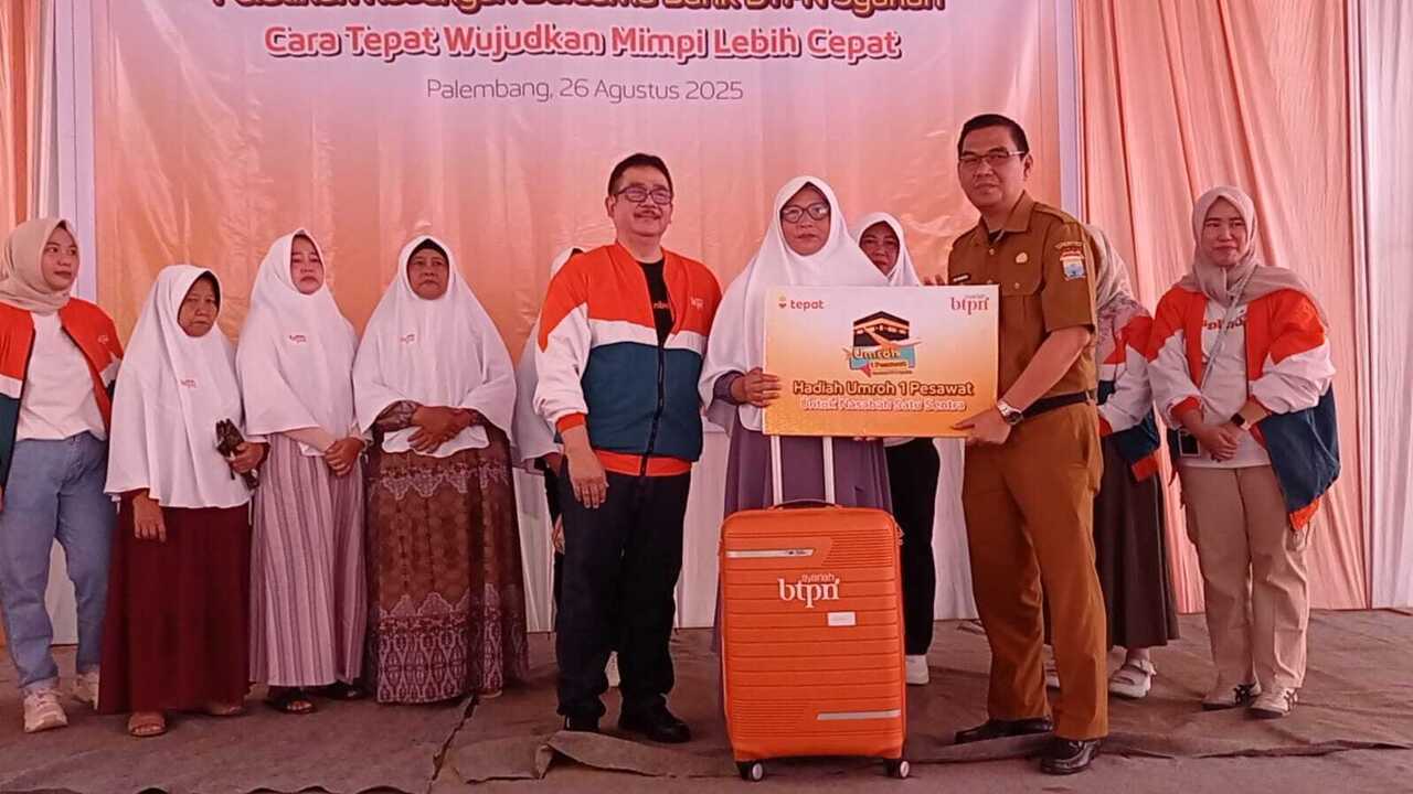Lima Ibu Nasabah BTPN Syariah Palembang Raih Hadiah Umroh Gratis