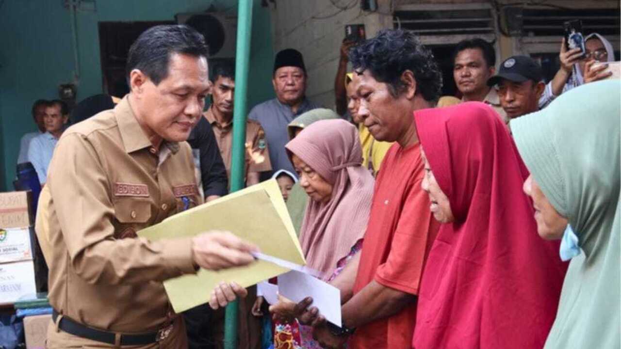 H Edison Serahkan Sejumlah Bantuan Korban Kebakaran