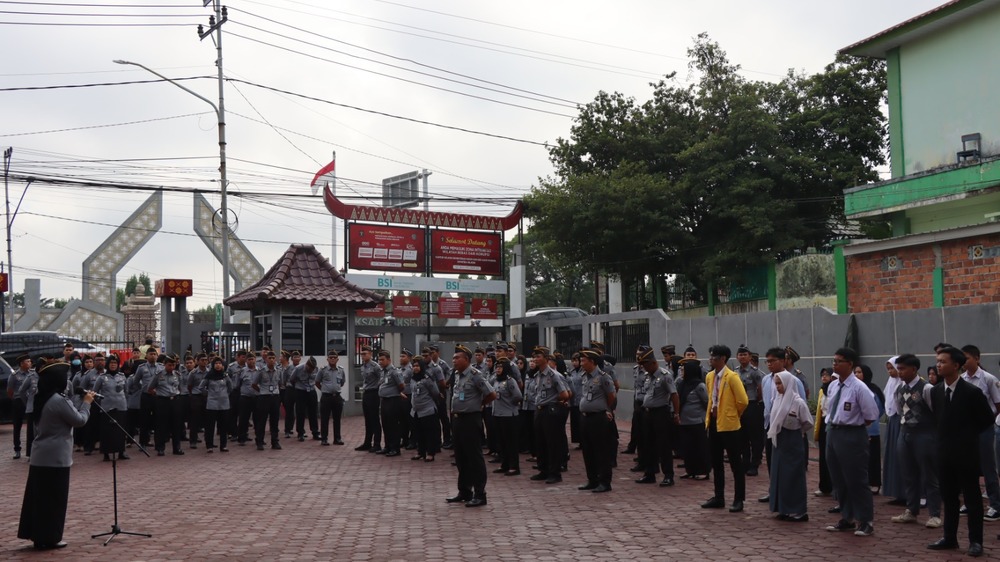 Kemenkumham Sumsel Berikan Apresiasi Kepada Pegawai Teladan pada Apel Pagi