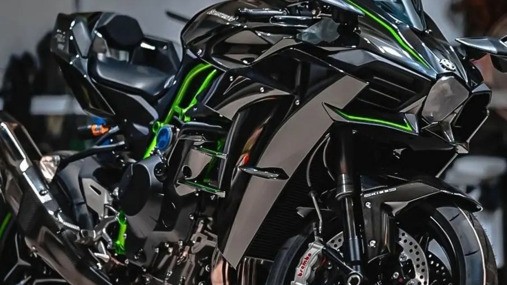 Dominasi Ninja H2: Mesin Supercharged dan Desain Futuristik Menyatukan Kekuatan