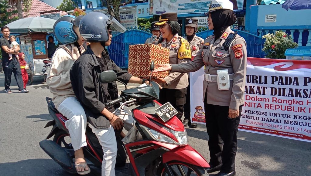 Polisi di OKU Bagikan Bunga Kepada Pengendara