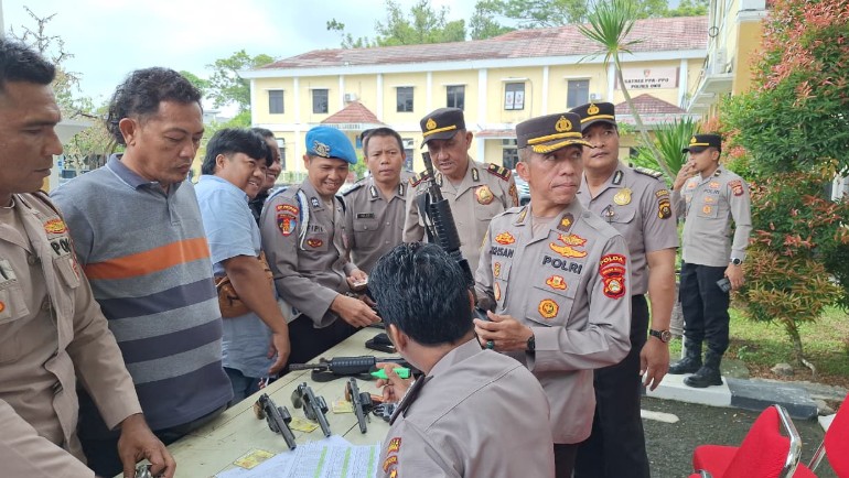 Lakukan Pengecekan Senpi dan Kendaraan Operasional Anggota