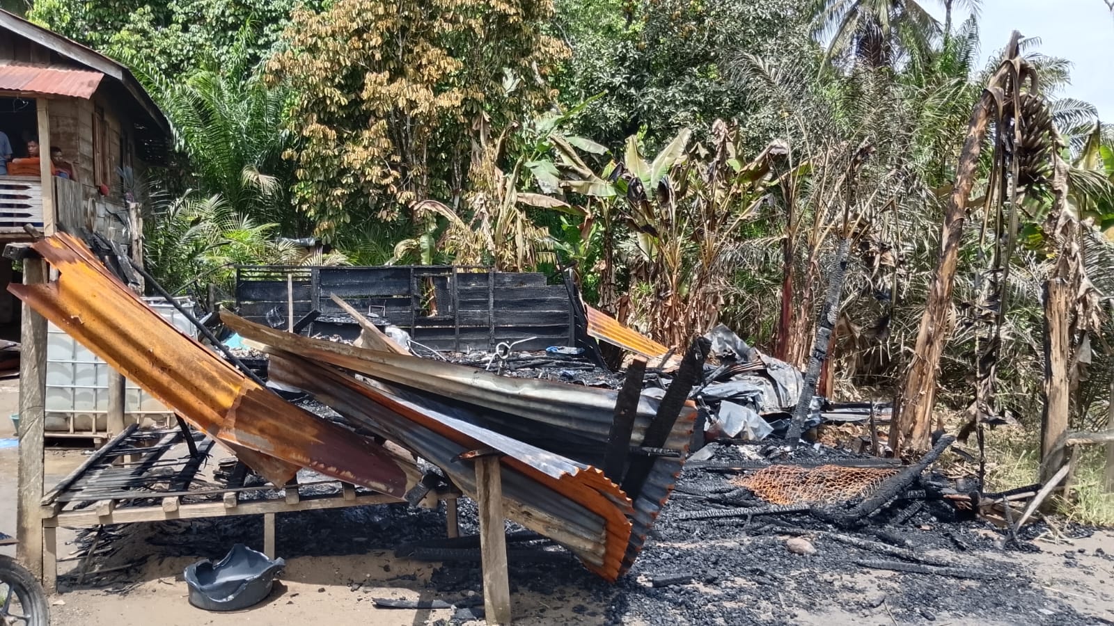Sijago Merah Hanguskan Rumah Sekaligus Warung Manisan