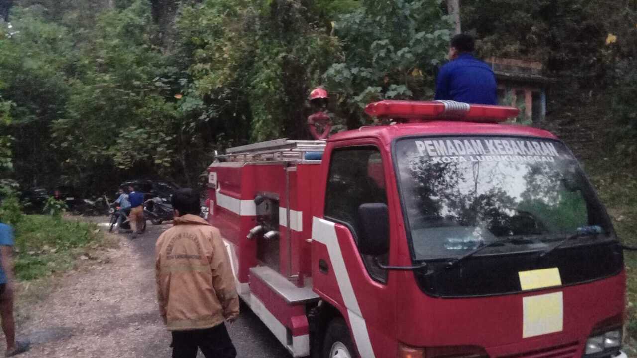 Api Melalap Puncak Bukit Sulap Lubuklinggau, Medan Curam Jadi Kendala Pemadaman