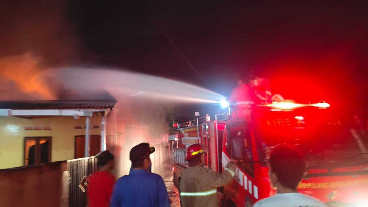 Satu Rumah di Kawasan Padat Penduduk Terbakar