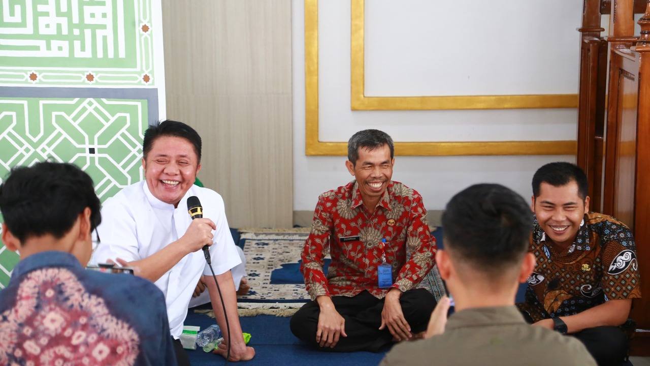 Usai Shalat Jumat Berjamaah di Kantor, Gubernur Herman Deru Dengarkan Curhat Para Pegawai