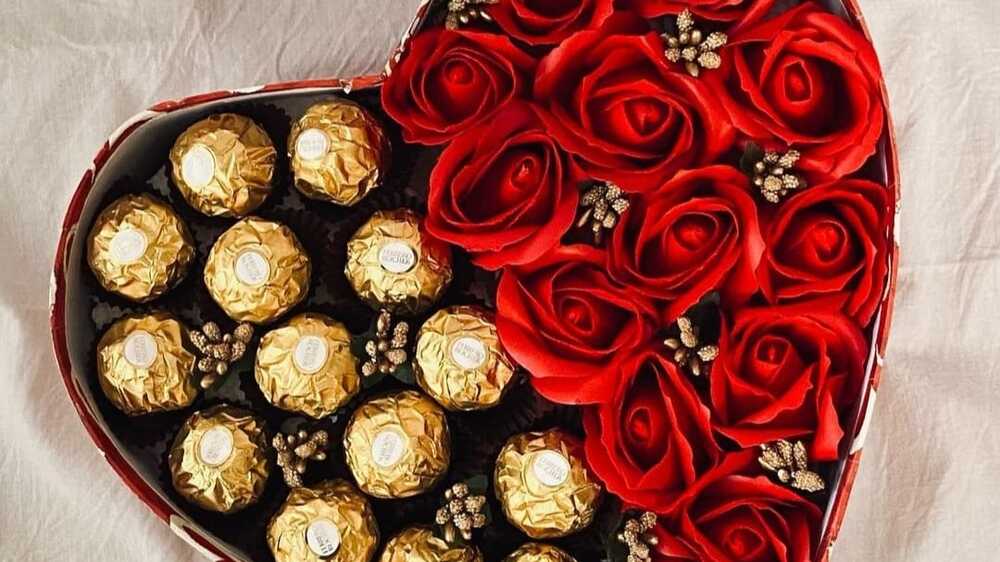 Melting Hearts: Elegansi dan Kelezatan dalam Coklat Bentuk Hati yang Menggoda