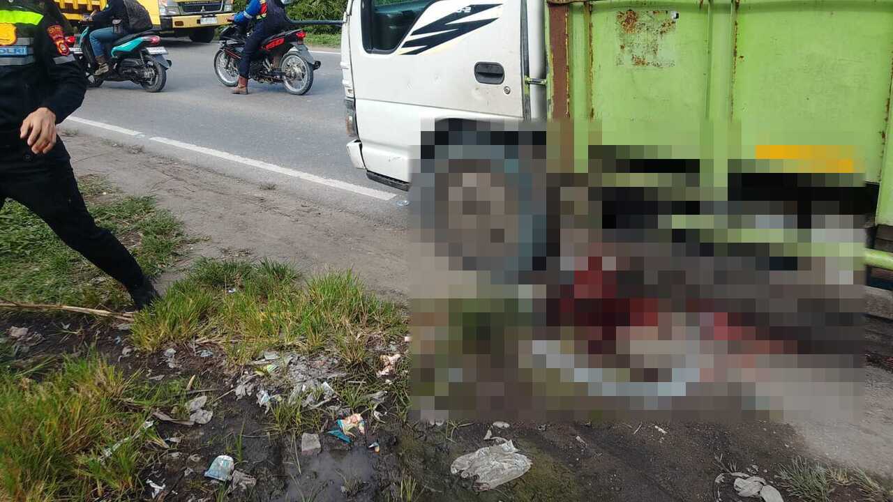 Penumpang Motor Tewas Terlindas Truk