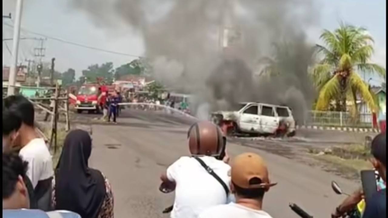 Diduga HP Menyala, Kijang Kapsul Terbakar Saat Isi BBM